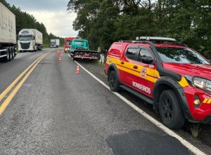 Carro sai da pista, cai em ribanceira e deixa duas mulheres feridas na BR-470
