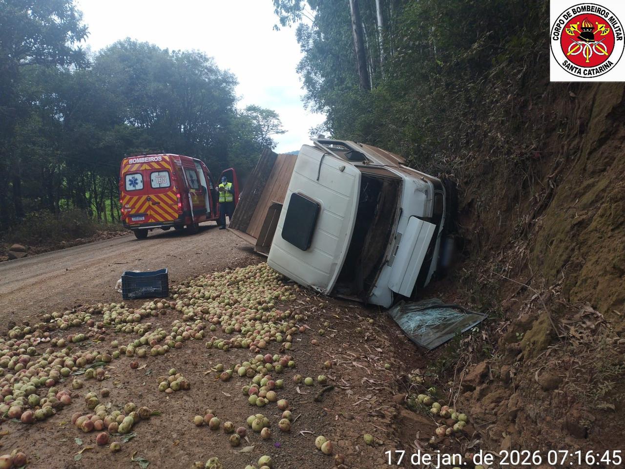 Pane nos freios provoca tombamento de caminhão no interior de Tangará