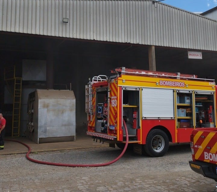 Incêndio atinge silo de secagem de grãos em Campos Novos