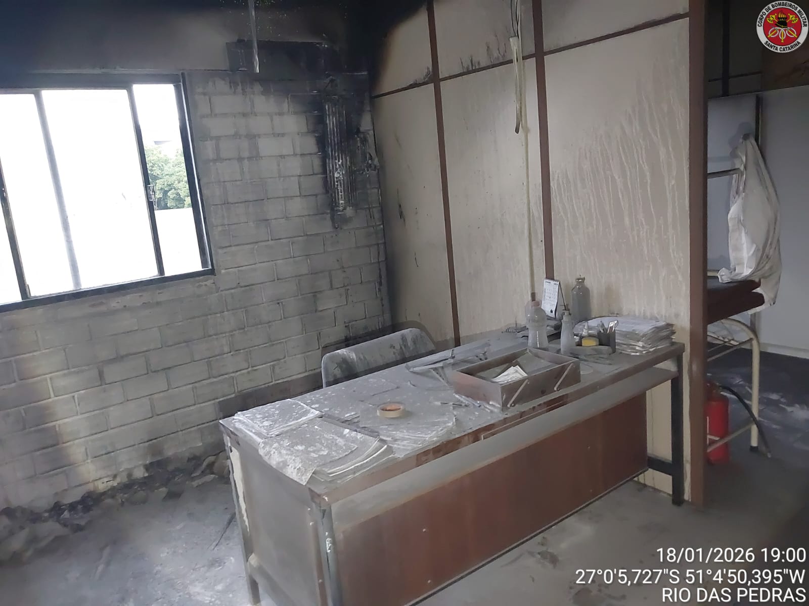 Incêndio atinge setor administrativo de edificação industrial em Videira