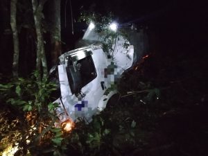 Caminhoneiro morre após saída de pista e capotamento na BR-282