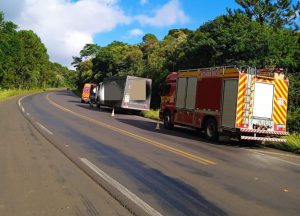 Colisão entre caminhões deixa dois feridos na BR-282 em Catanduvas