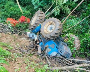 Mulher morre após tombamento de trator no interior de Videira