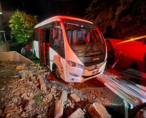 Micro-ônibus de Fraiburgo se envolve em acidente no Oeste