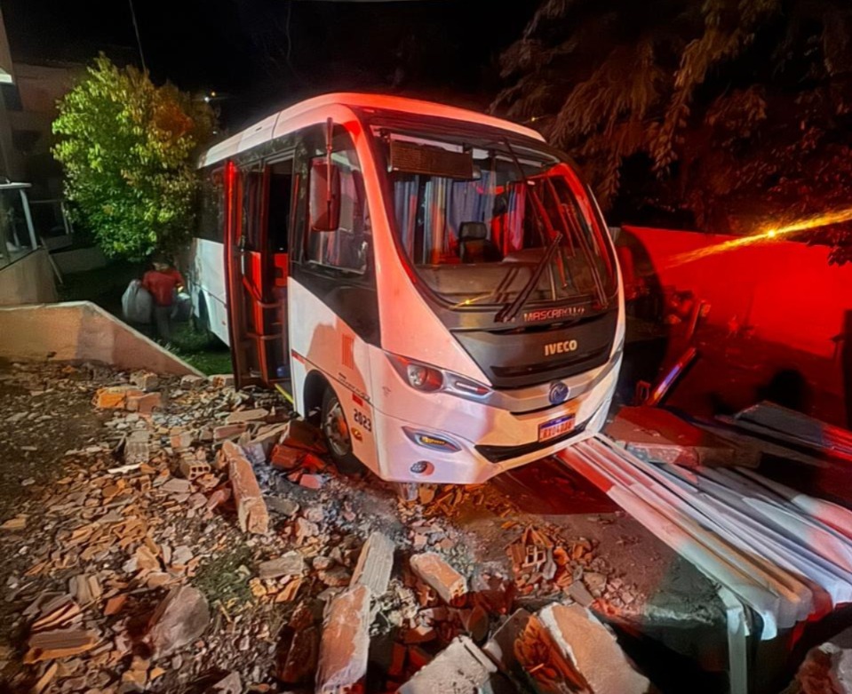 Micro-ônibus de Fraiburgo se envolve em acidente no Oeste
