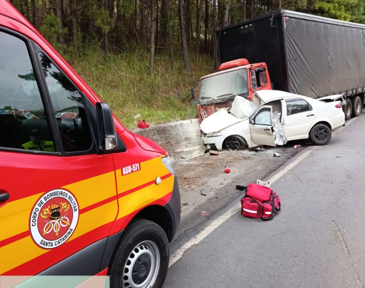 Colisão entre carro e caminhão deixa motorista morto em Santa Cecília