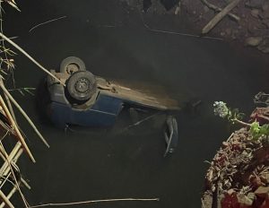 Homem fica ferido após veículo sair da pista e cair em riacho no interior de Ibicaré