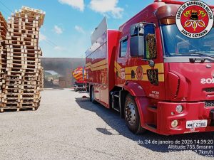 Incêndio atinge fábrica de paletes às margens da SC-453, em Tangará