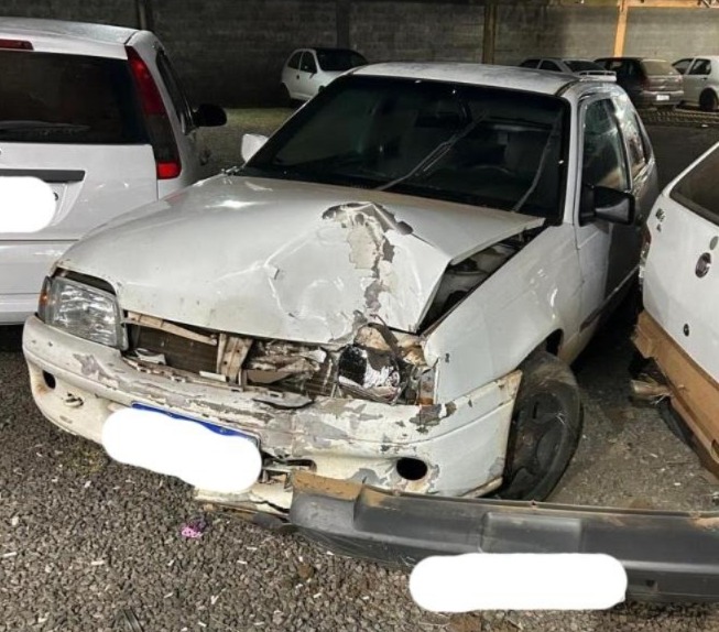 Motorista embriagada colide com portão, atinge veículos e acaba presa em Catanduvas