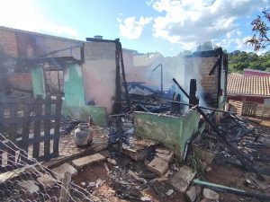 Incêndio destrói residência em Curitibanos e mobiliza Corpo de Bombeiros