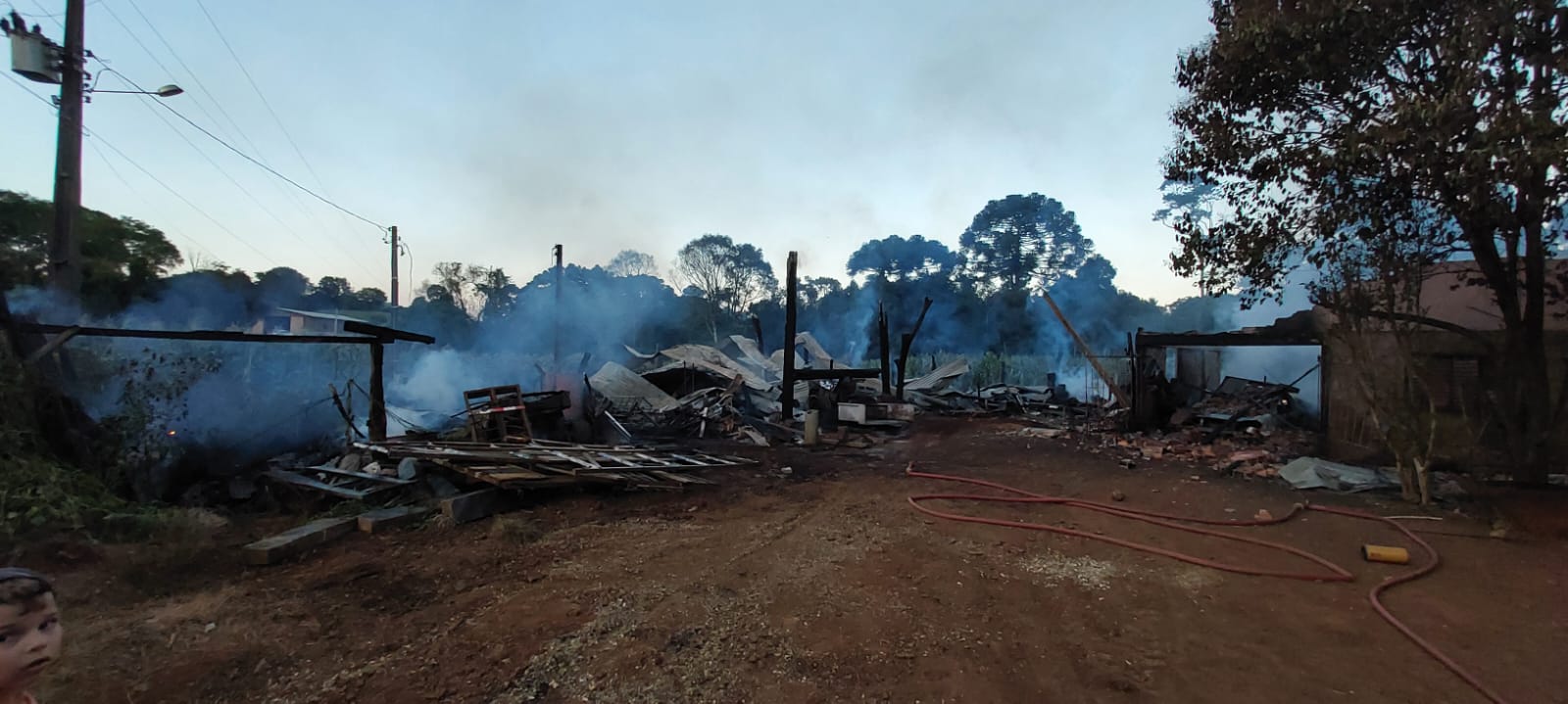 Família que perdeu tudo em incêndio precisa de ajuda para reconstrução em Videira