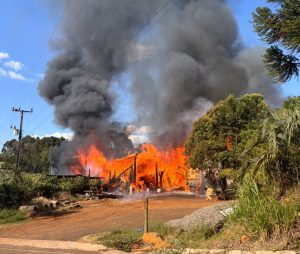 Incêndio de grandes proporções destrói casa em Videira