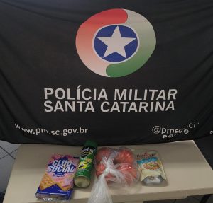 Mulher é presa após ser flagrada furtando produtos em supermercado de Herval d’Oeste