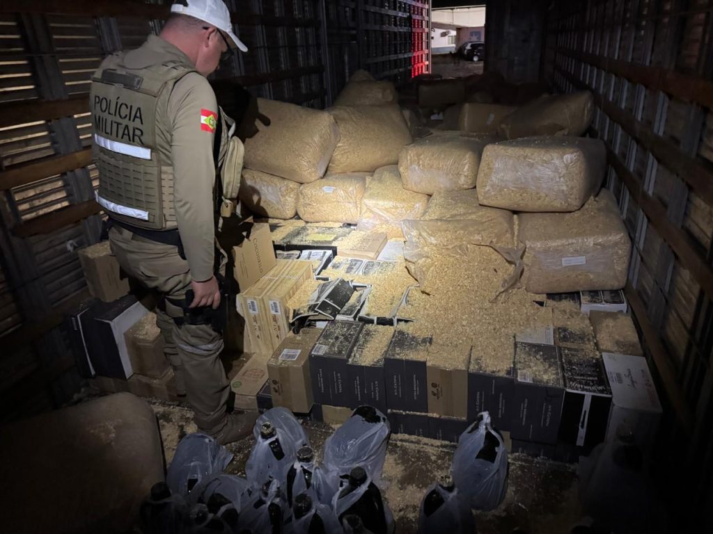 Polícia flagra vinho, camarão e azeite escondidos em carga de caminhão em Água Doce