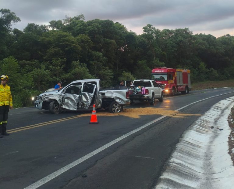 Colisão entre carro e carreta é registrada na BR-282 em Vargem Bonita