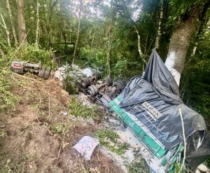 Jovem morre após carreta com placas de Catanduvas cair em ribanceira