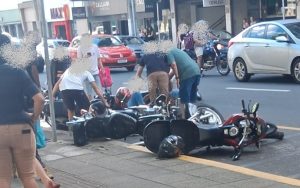 Colisão envolvendo múltiplas motocicletas é registrada em frente à Prefeitura de Joaçaba