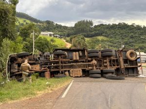Caminhão carregado com placas solares tomba e motorista morre no Oeste