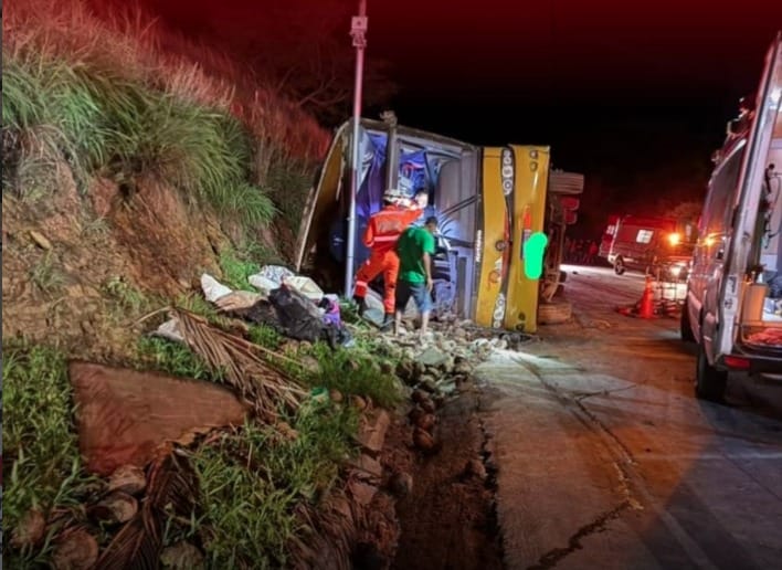 Ônibus que seguia para SC se envolve em acidente com cinco mortes