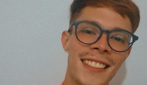 Jovem de 23 anos é encontrado morto em casa e polícia apura homicídio em Joinville