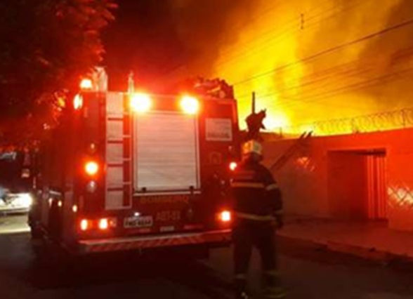 Bombeiros combatem dois incêndios residenciais em Videira