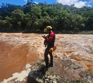 Bombeiros encerram segundo dia de buscas sem encontrar mãe e filha no Oeste