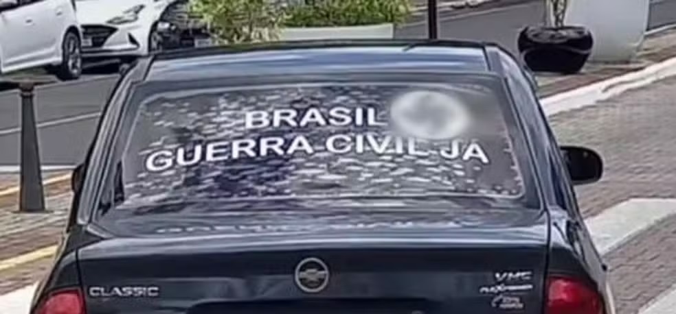Motorista é detido por circular com símbolo nazista em veículo