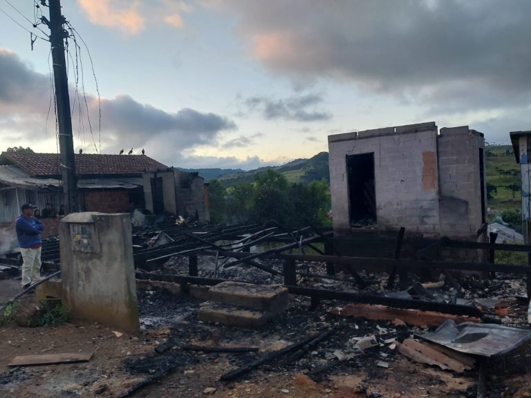 Incêndio em residências deixa três mortos em SC