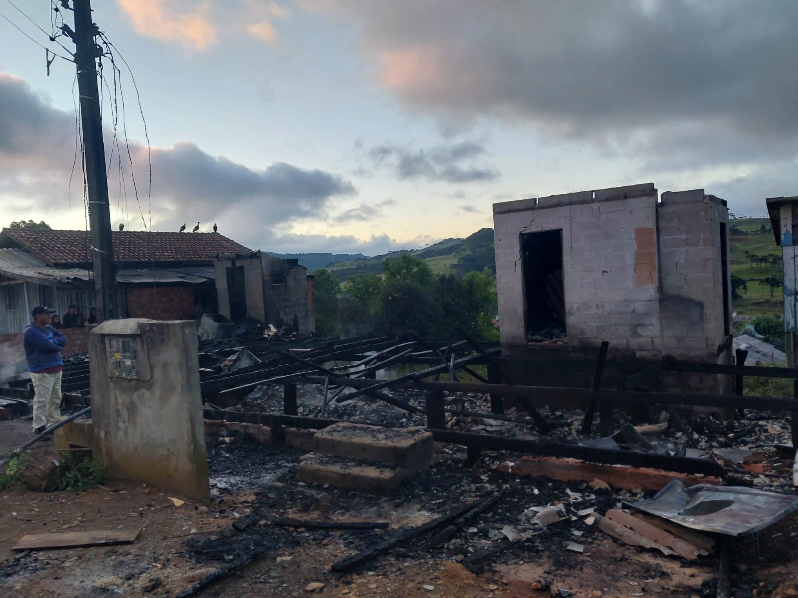 Incêndio em residências deixa três mortos em SC