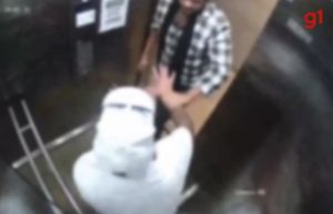 Vizinho é preso após ataque a faca em elevador de prédio em SC