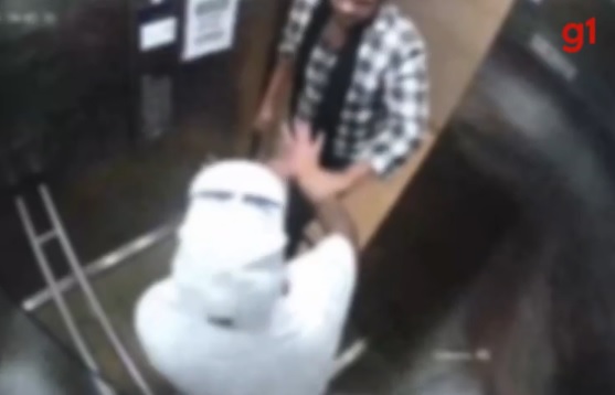 Vizinho é preso após ataque a faca em elevador de prédio em SC