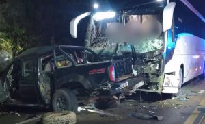 Colisão entre ônibus e caminhonete deixa dois mortos e vários feridos em SC