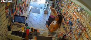 Mulher é investigada por ofensas racistas a atendente em SC