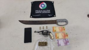 Fuga frustrada: Homem é preso com revólver, maconha e facão após perseguição em SC