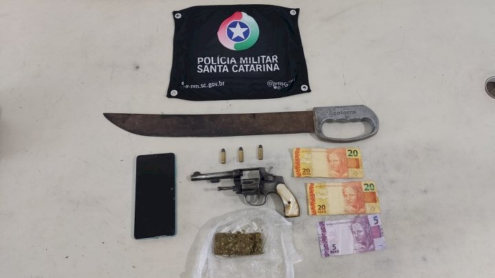 Fuga frustrada: Homem é preso com revólver, maconha e facão após perseguição em SC