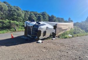 Casal morre em grave tombamento de carreta com placas de Caçador