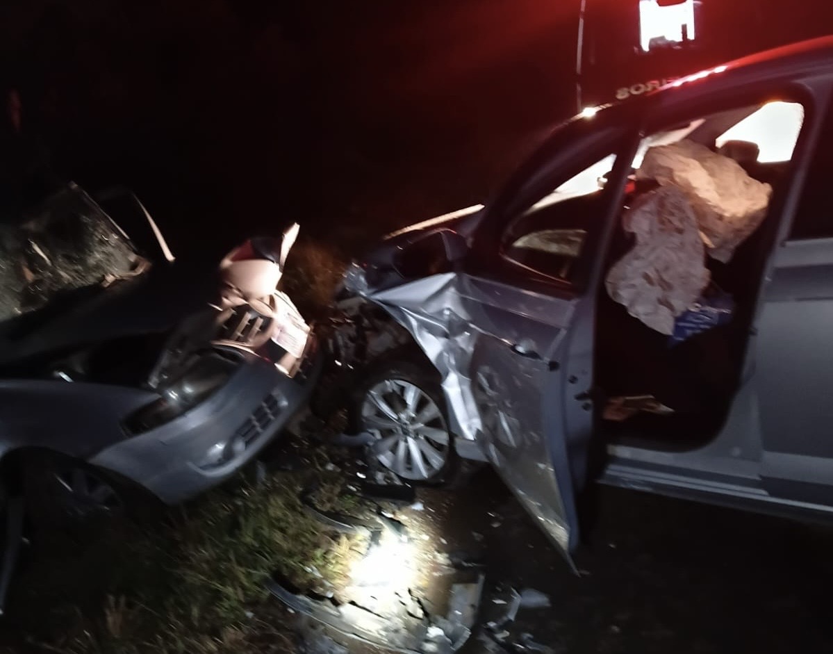 Colisão frontal na BR-470: Duas pessoas ficam presas às ferragens em acidente na madrugada