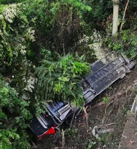 Polícia investiga queda de ônibus na BR-470 e hospital confirma quarta morte após tragédia em Agronômica