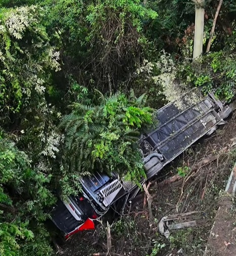 Polícia investiga queda de ônibus na BR-470 e hospital confirma quarta morte após tragédia em Agronômica