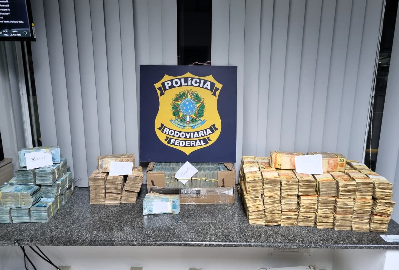 PRF apreende cerca de R$ 2 milhões escondidos em porta-malas de carro em SC