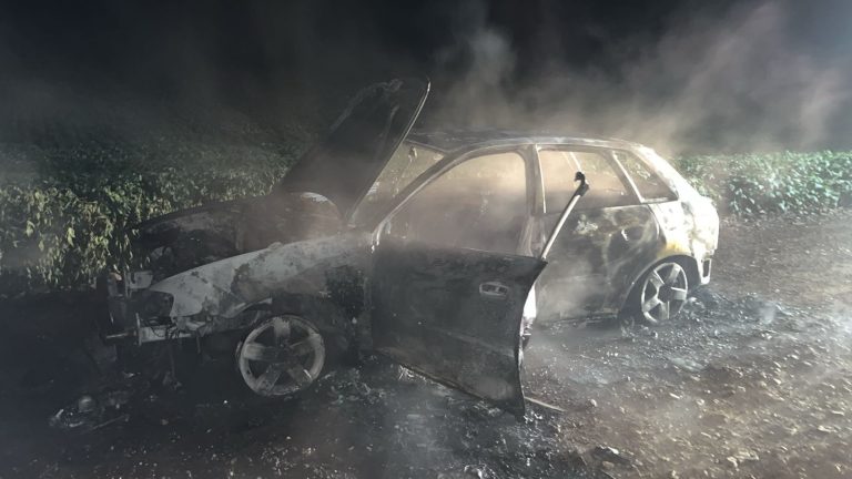 Susto na estrada: Audi A3 é consumido pelo fogo no interior de Capinzal; ocupantes escaparam ilesos