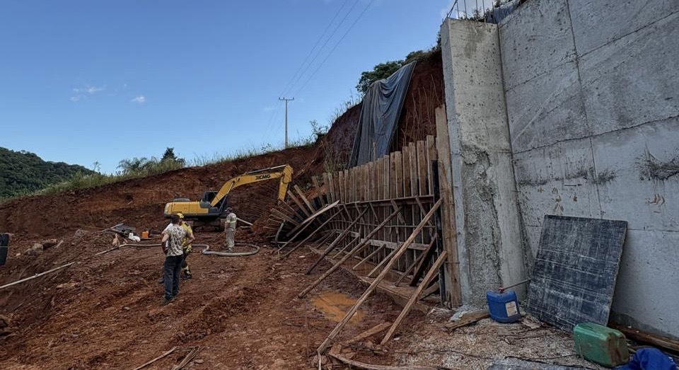 Soterramento em obra deixa três trabalhadores feridos em Joaçaba; um está em estado crítico