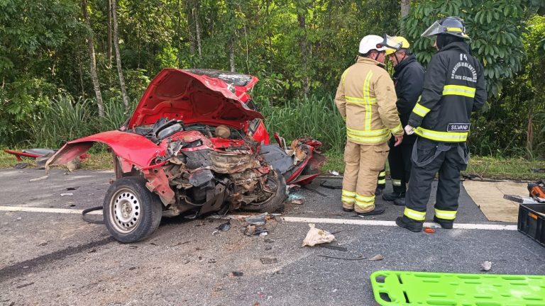 Colisão entre carro e caminhão deixa um morto e duas pessoas feridas na BR-470