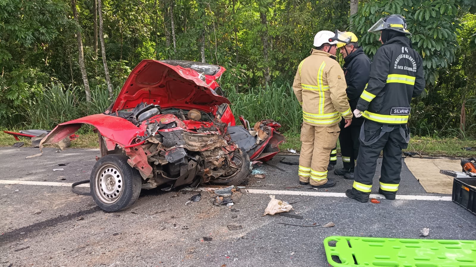 Colisão entre carro e caminhão deixa um morto e duas pessoas feridas na BR-470