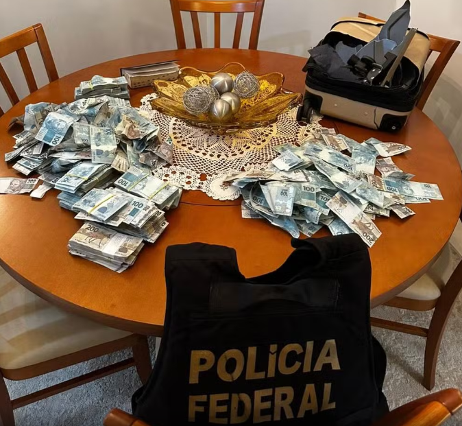 Mala com R$ 429 mil é arremessada do 30º andar em operação ligada a ex-presidente do Rioprevidência, natural de Campos Novos