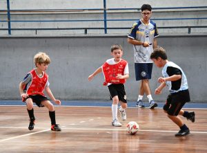 Escola Joaçaba de Futsal aplica nova metodologia de ensino para fortalecer base