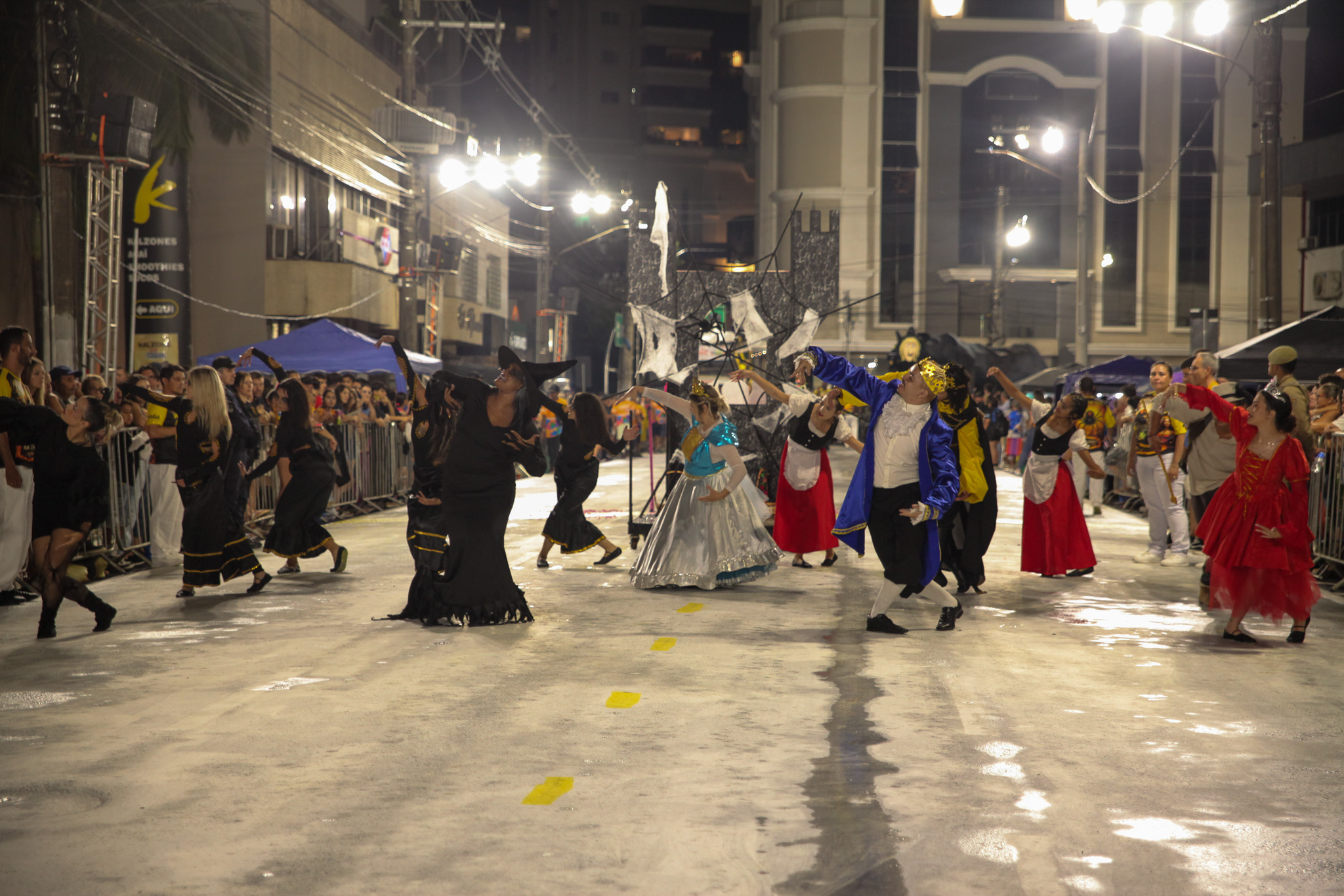 Estreia histórica: Confira as imagens do primeiro desfile da Soweto no Carnaval de Joaçaba