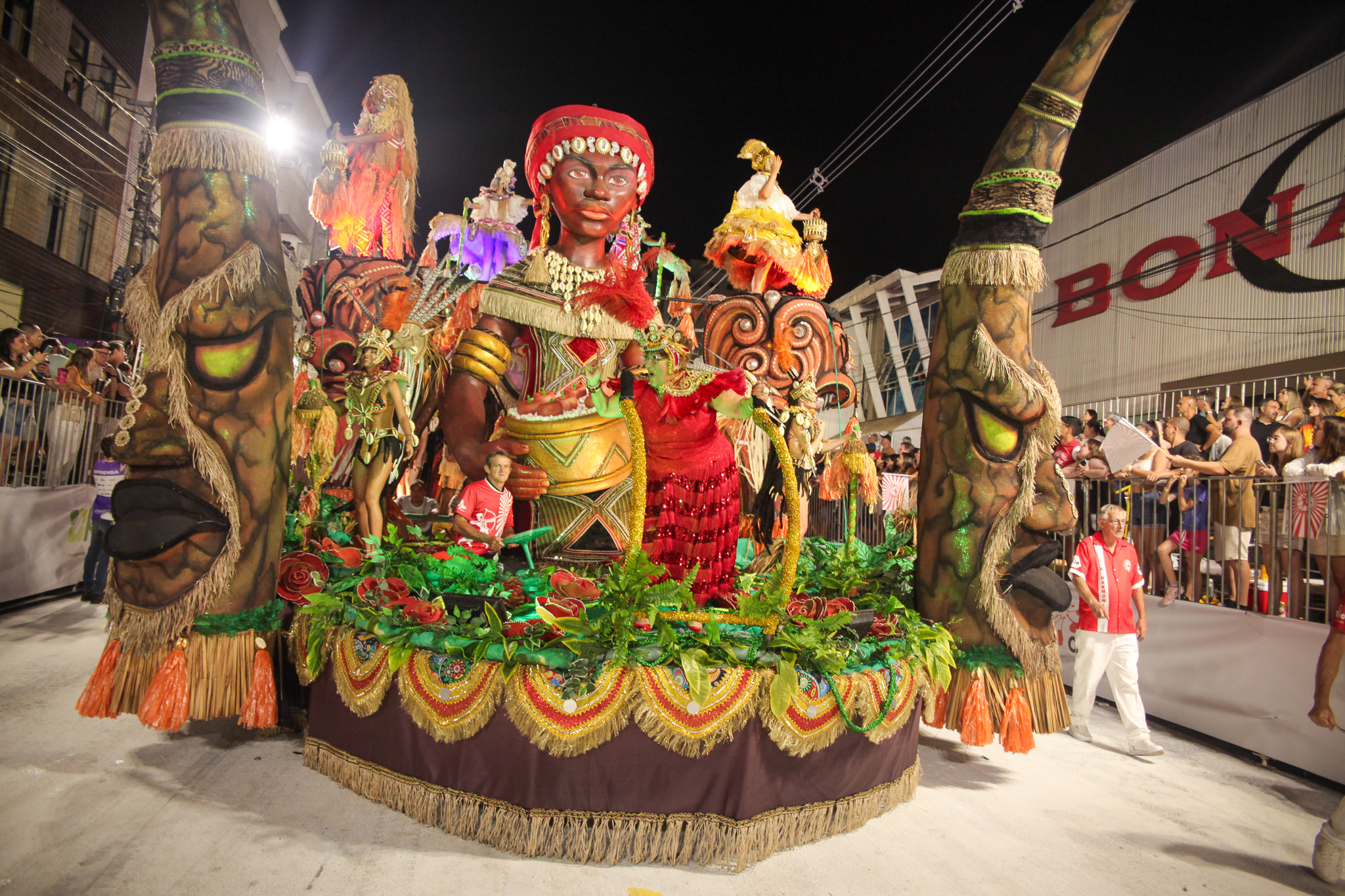 Vermelho e Branco na avenida: Confira as fotos do desfile da Acadêmicos do Grande Vale