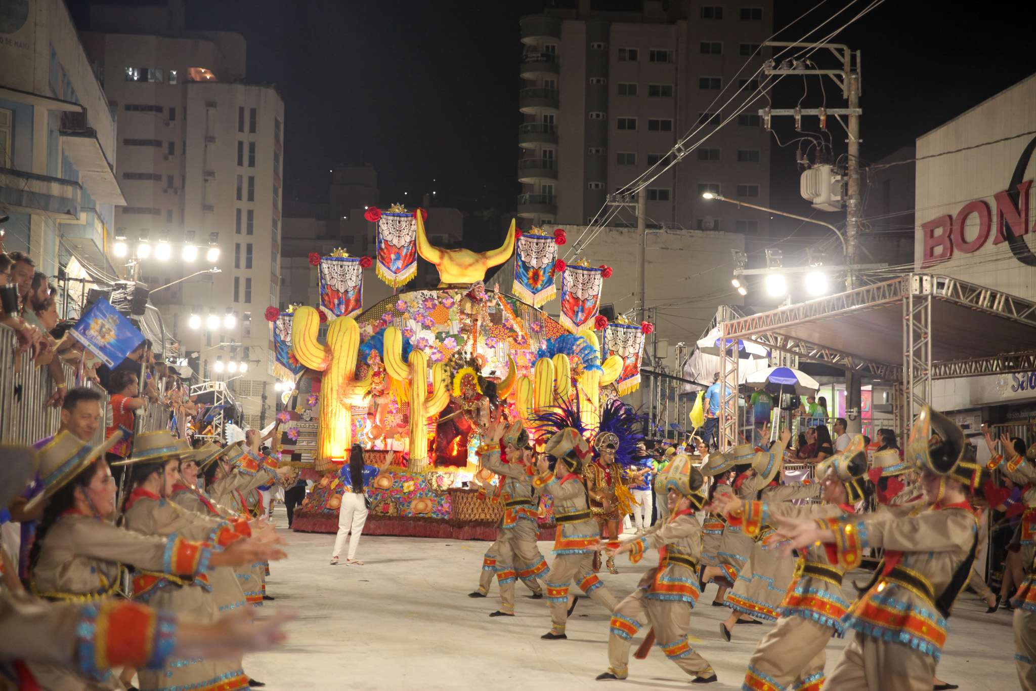 Carnaval Joaçaba 2026: Escolas voltam à Avenida nesta segunda (16) para a segunda noite de desfiles; confira a ordem e horário da apuração