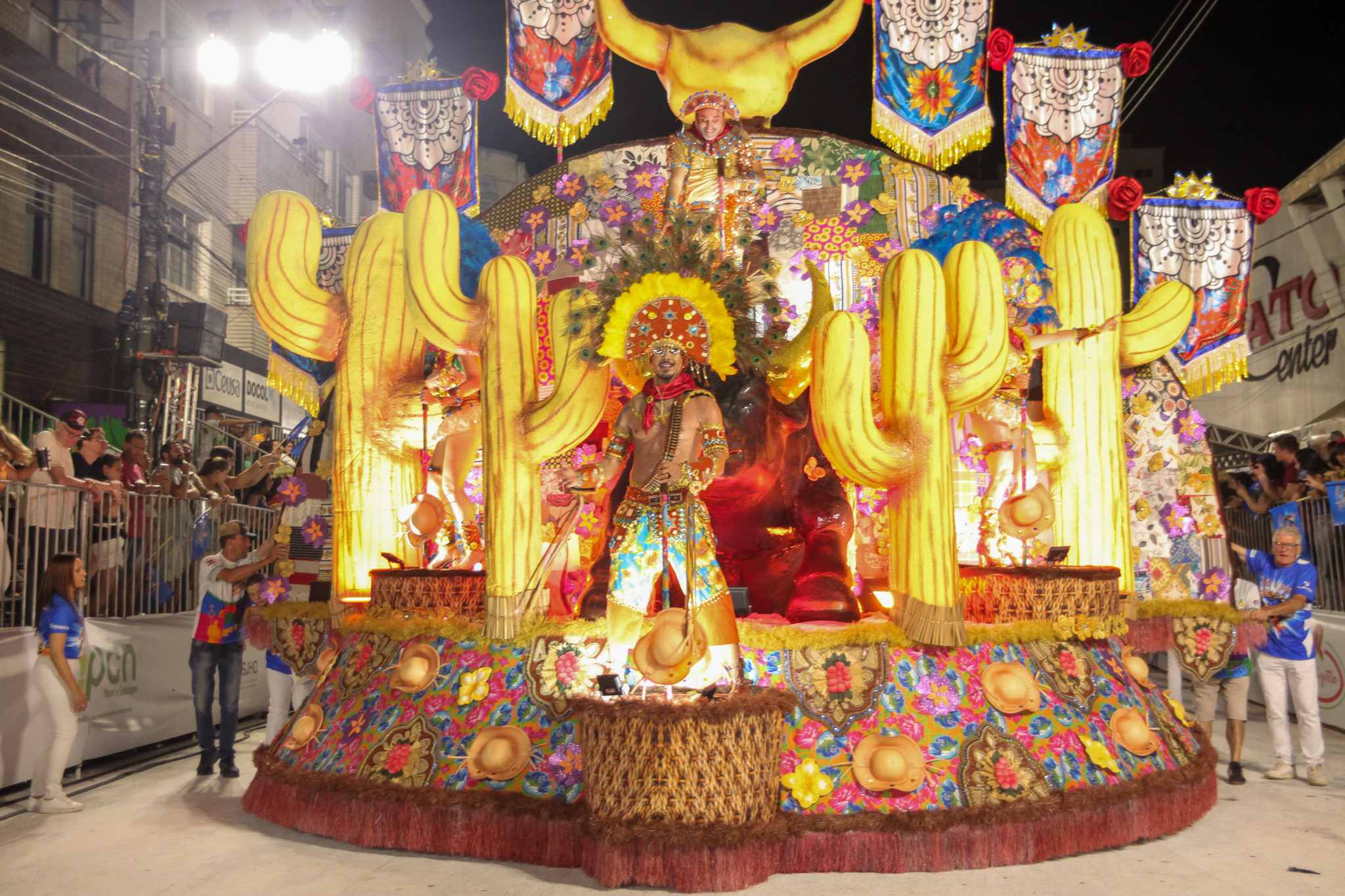 Chave de ouro: Vale Samba encerra a primeira noite de desfiles com muita tradição e emoção